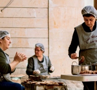 Nariman Khoury (rechts) ist verantwortlich fr die Kche der Hoffnung